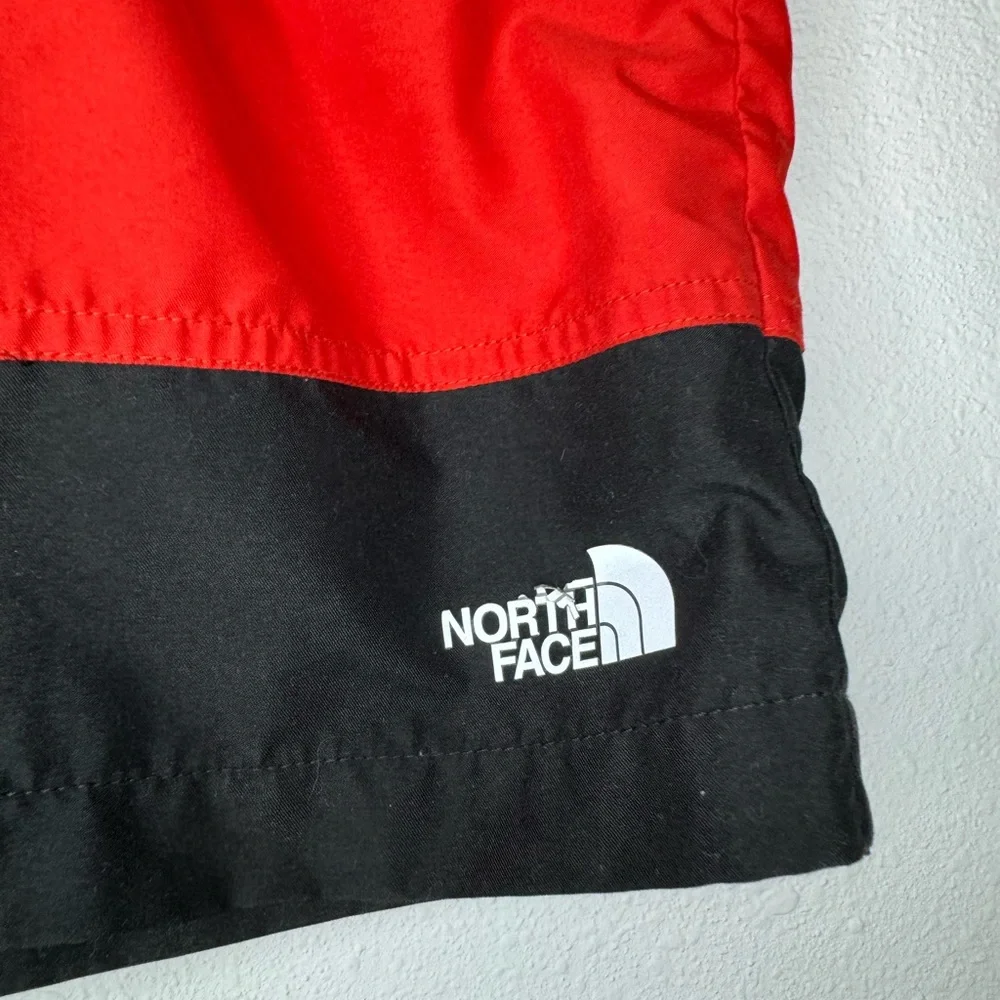 Boys The North Face board shorts 🛍